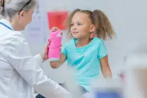 Child patient holds up fracture arm