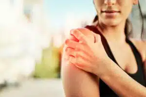 women having pain at her shoulder